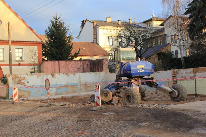 Demolice hasičárny v Chocni. 