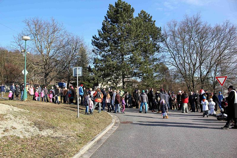 kapela Choceňačka se v sobotu po dopoledním masopustu v Chocni přesunula do Dobříkova. Tady bylo tématem „Shrňme posledních sto let“ a nechyběl ani tanec a dobrá zábava.