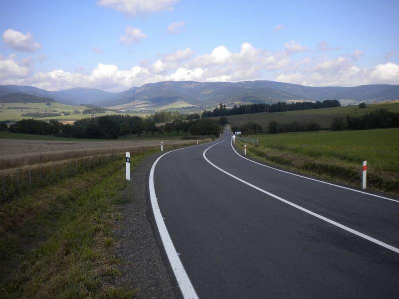 Modernizovaná silnice II/312 z Králík na Červený Potok.