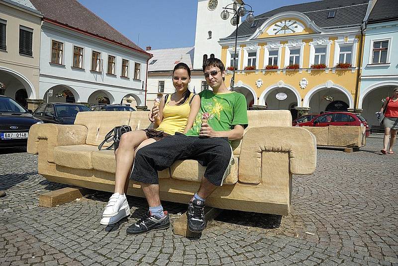 Do 13. července bude na ústeckém Mírovém náměstí k vidění devět originálních laviček, které vyrobili studenti a pedagogové Vyšší a Střední uměleckoprůmyslové školy z pražského Žižkova.