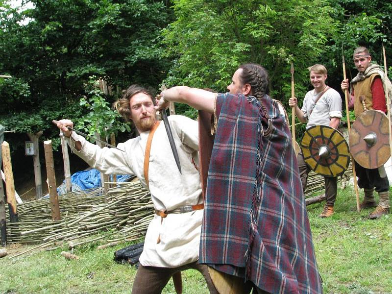 Festival živého pravěku v Křivolíku na téma svět mužů.