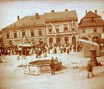 Severní část choceňského náměstí. Dům uprostřed - bývalý hostinec U České koruny. Později Hlaváčova lékárna, konec 19. století.