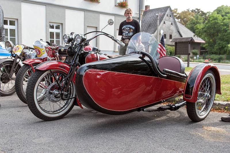 Veteran Car Club Červená Voda pořádal sraz historických vozidel.