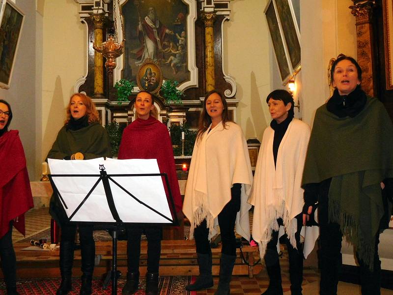 Adventní koncert se konal první adventní víkend v kostele sv. Mikuláše v Ostrově u Lanškrouna. Foto: archiv školy