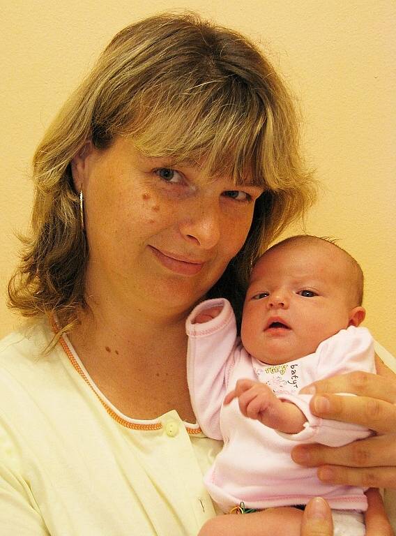 Ester Peškarová se narodila 15. září v 18.20 hodin manželům Soně a Janovi z Dlouhoňovic, kde už mají dceru Nikol. Holčička si na svět přinesla 3,08 kg.