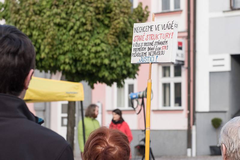 Nejsme slepí. S tímto mottem se na Starém náměstí v České Třebové sešlo okolo stovky lidí lidí na demonstraci za nezávislost justice.