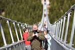 Na nejdelší visutý most na světě Sky Bridge 721 na Dolní Moravě vstoupili v pátek třináctého první stovky turistů.