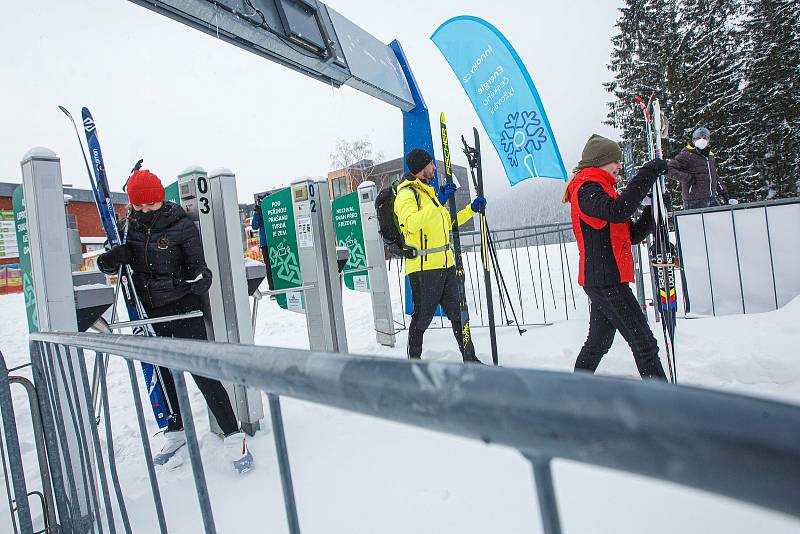 Lanovka na Sněžník funguje. Vyvezla první turisty a běžkaře