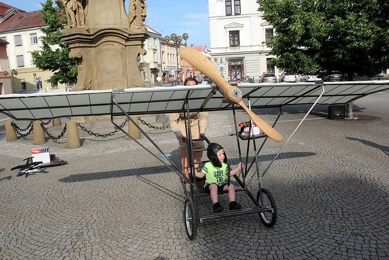 V rámci choceňského Skorofestivalu se na náměstí představily Letkyně ze souboru Holektiv.