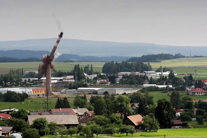 Odstřel komínu v Dlouhoňovicích u Žamberka.