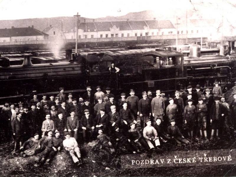 Zaměstnanci železniční stanice v České Třebové před I. světovou válkou. V pozadí domky ve Slovanské ulici za dnešní budovou pošty. Fotografie  byla  použita jako  pohlednice.