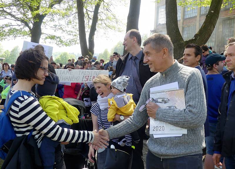 Trestně stíhaný premiér Andrej Babiš v sobotu navštívil Žamberk. Zavítal i do zdejší bývalé textilky Mosilana, kde dnes sídlí Muzeum starých strojů a technologií. Přivítání před areálem nebylo ale právě vřelé, čekali na něj demonstranti s transparenty.