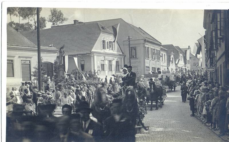 Baráčnická slavnost před hostincem, první republika. Zdroj: Orlické muzeum Choceň