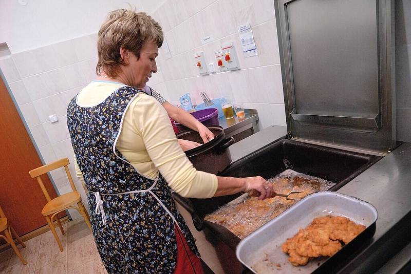 Od řezníka putovalo maso při Svatomartinské zabijačce v Dlouhé Třebové rovnou do kuchyně.