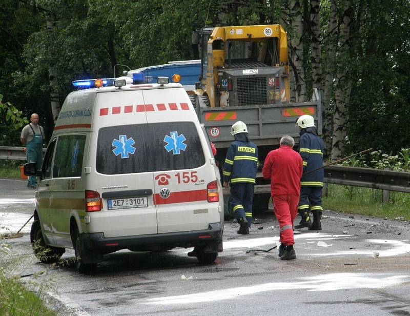 Řidič s hyundaiem vletěl pod náklaďák, rychlou jízdu zaplatil životem.