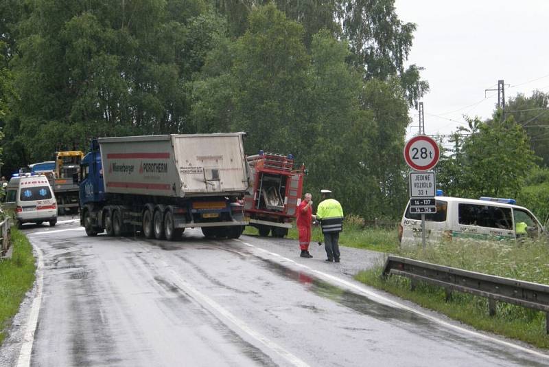 Řidič s hyundaiem vletěl pod náklaďák, rychlou jízdu zaplatil životem.