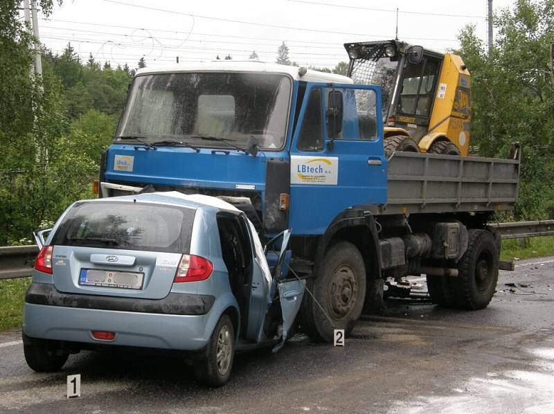 Řidič s hyundaiem vletěl pod náklaďák, rychlou jízdu zaplatil životem.