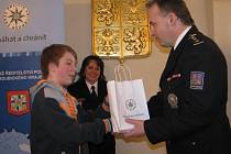 Jan Vrábel přebírá dárek od ředitele orlickoústeckého policejního oddělení Radomíra Štantejského