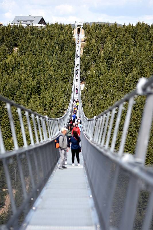 Na nejdelší visutý most na světě Sky Bridge 721 na Dolní Moravě vstoupili v pátek třináctého první stovky turistů.