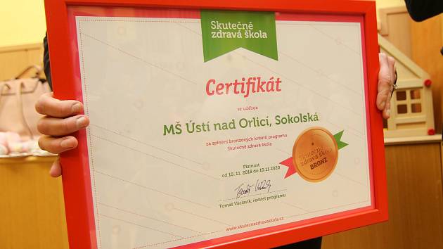 Školka si převzala bronzový certifikát Skutečně zdravé školy.