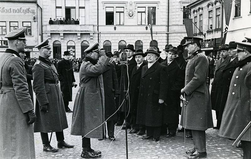 Plukovník von Boltenstern podává hlášení o převzetí správy města a okresu. Hlášení přijal dosavadní velitel místní posádky plukovník Bohuslav Závada. K této události došla až 20. března 1939. Foto: Jan Popelka. Zdroj: Regionální muzeum Vysoké Mýto