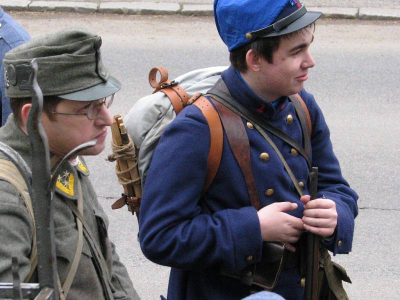 Členové Klubu přátel vojenské historie Pardubicko uctili při tradičním zimním pochodu památku obětí 1. světové války na Vysokomýtsku.