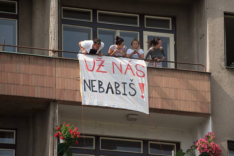 Na největší demonstraci od roku 1989 v Praze na Letné se sešly stovky tisíc lidí.