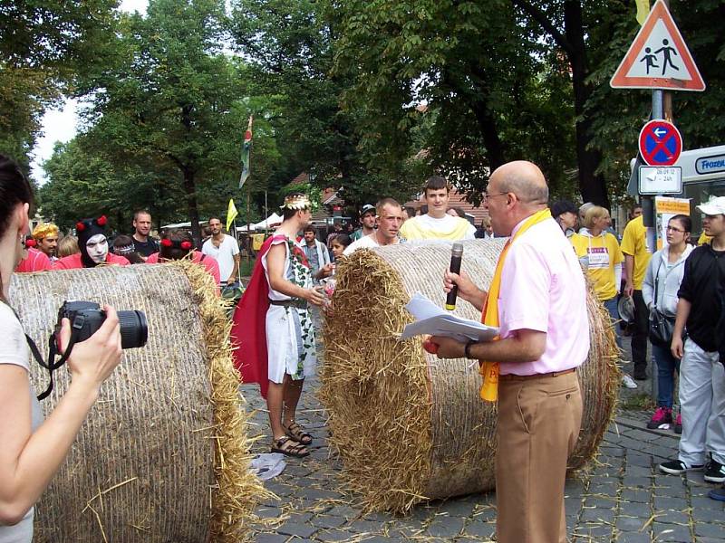 Soutěž v rolování balíků slámy v Berlíně-Neuköllnu.