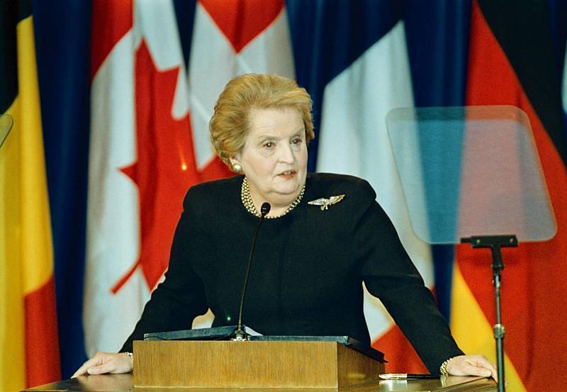 Madeleine Albrightová - Ministryně zahraničí USA Madeleine Albrightová při projevu 12. března 1999 během slavnostního přijetí České republiky, Polska a Maďarska do Severoatlantické aliance v americkém městě Independence.
