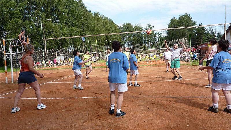 Popatnácté patřil známý volejbalový areál Sokola Dřevěnice u Jičína zdravotně postiženým sportovcům.