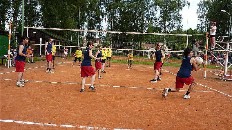 Popatnácté patřil známý volejbalový areál Sokola Dřevěnice u Jičína zdravotně postiženým sportovcům.