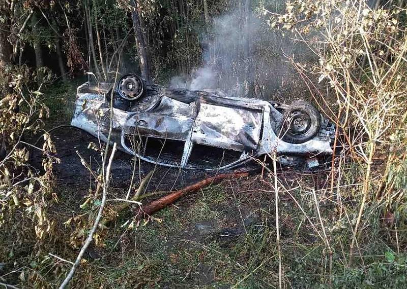 U Nepomuk na Lanškrounsku hořelo auto. Řidiče zachránil muž, který projížděl kolem