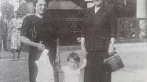 Madeleine Korbelová s babičkami.