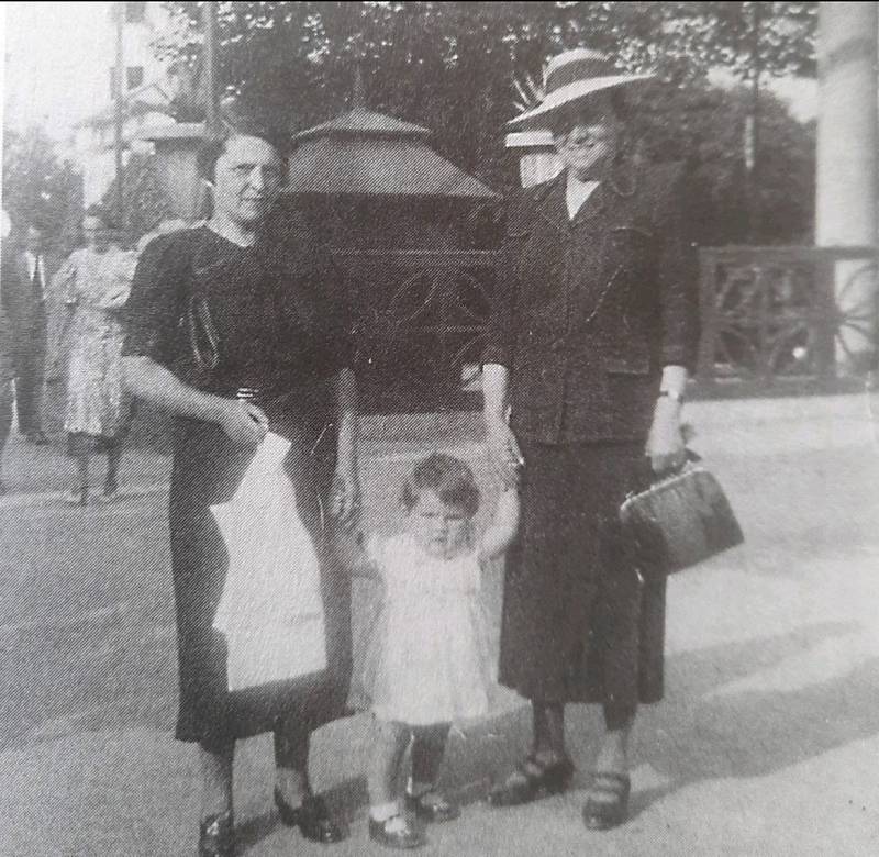 Madeleine Korbelová s babičkami.