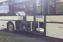 Nehoda traktoru s autobusem skončila zraněním tří cestujících