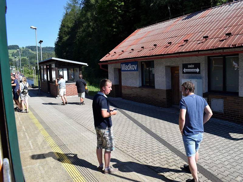 Ač bylo v sobotu parné počasí, historický vlak z České Třebové do Hanušovic rozhodně nejel prázdný.