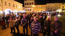 ÚSTÍ NAD ORLICÍ. Na Mírovém náměstí v Ústí nad Orlicí na Silvestra vystoupila revivalová kapela Smokie Forever. Následoval ohňostroj, před kterým zaplněné náměstí pozdravil starosta Petr Hájek s místostarosty.