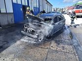 Shořelé auto před autoservisem v Letohradu