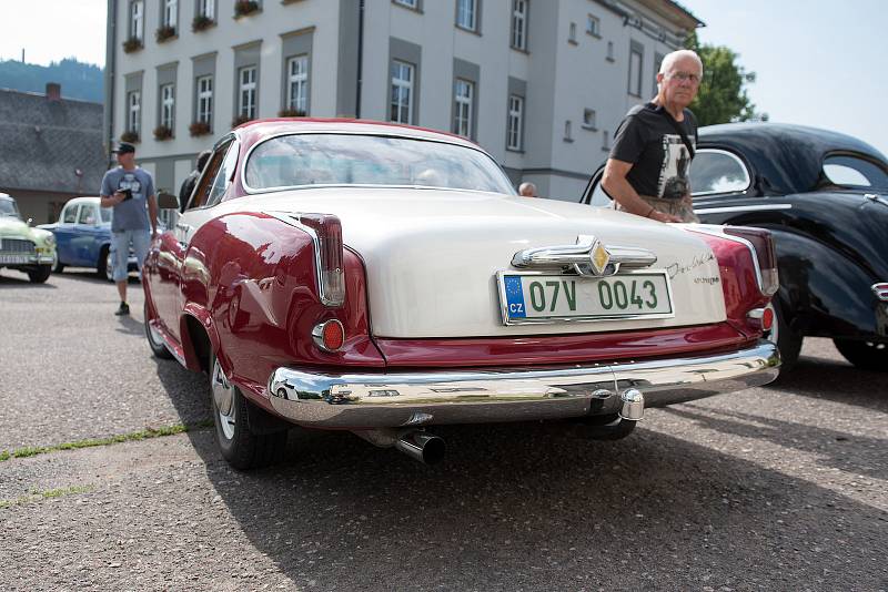 Veteran Car Club Červená Voda pořádal sraz historických vozidel.