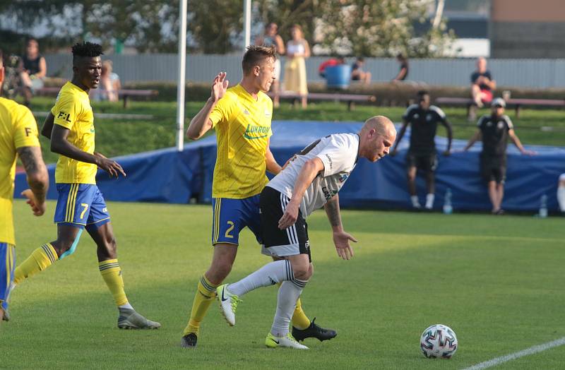 Fotbalisté Zlína (ve žlutých dresech) prohráli na hřišti třetiligového Ústí nad Orlicí 0:1 a v MOL Cupu končí hned ve druhém kole. Foto: pro Deník/Jan Zahnaš