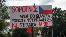 Na největší demonstraci od roku 1989 v Praze na Letné se sešly stovky tisíc lidí.