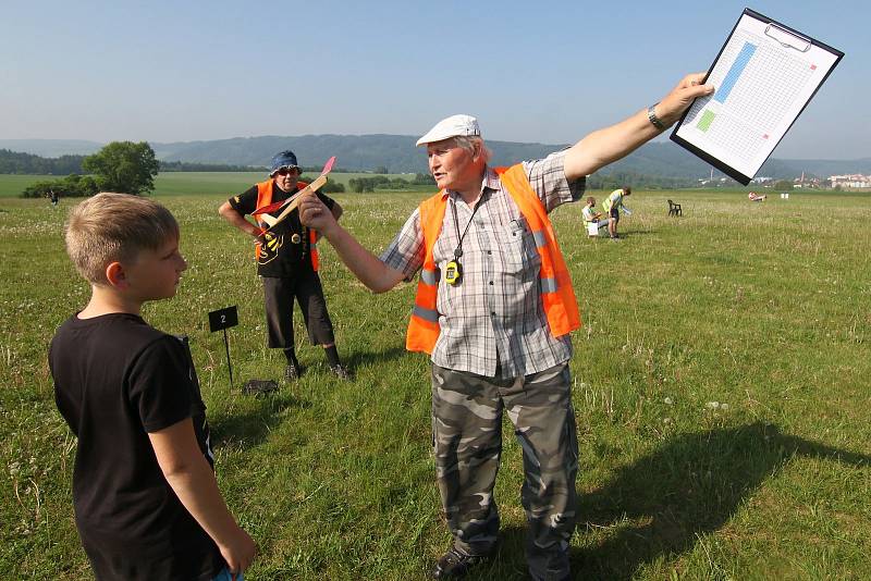 Modeláři soutěžili na ústeckém letišti.