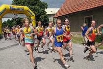 Na start Knířovského běhu se postavilo více než sto závodníků a závodnic. V hlavní kategorii museli běžci zvládnout 6,5 kilometru.