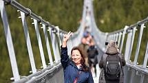 Na nejdelší visutý most na světě Sky Bridge 721 na Dolní Moravě vstoupili v pátek třináctého první stovky turistů.