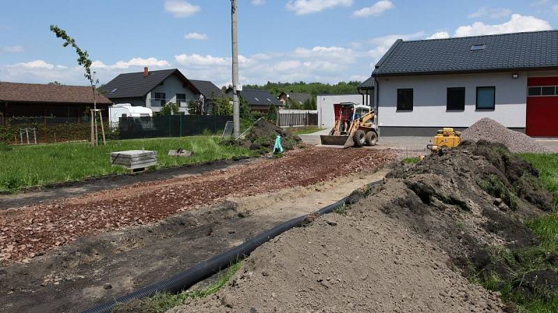 Hasičům i školákům poslouží nová běžecká dráha.