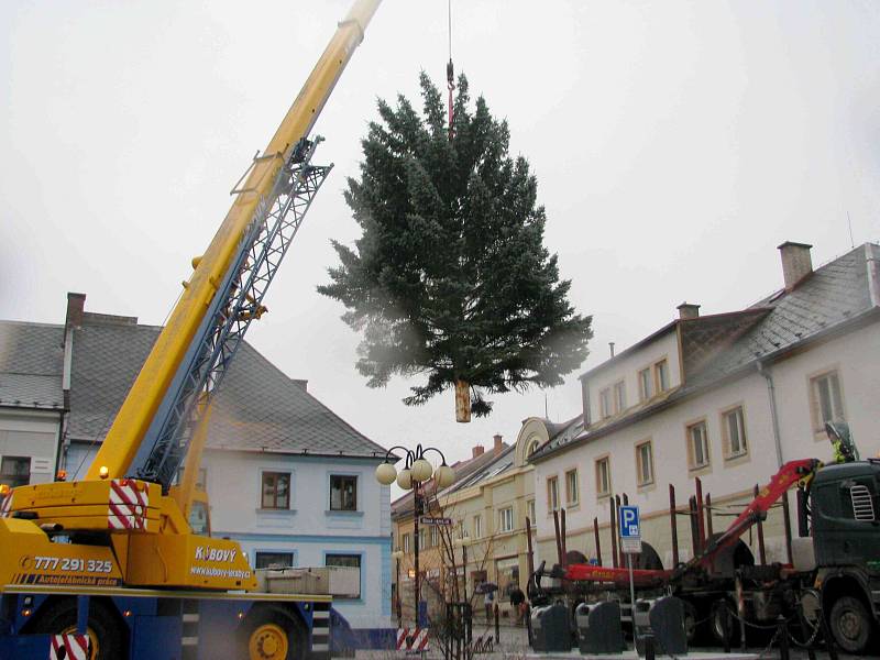 Stavbu vánočního stromu v České Třebové provázely komplikace.