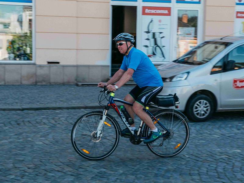 Start mezinárodní cyklistické akce Cyklo Glacensis 2017 na náměstí v Ústí nad Orlicí.