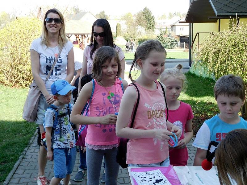 Jeden z dubnových pátků v Helvíkovicích patřil tradiční broučkiádě. O program se postaralo osmnáct broučků, na cestu s osmi stanovišti plnými zábavných úkolů se vydalo 62 dětí a přes 60 dospělých.