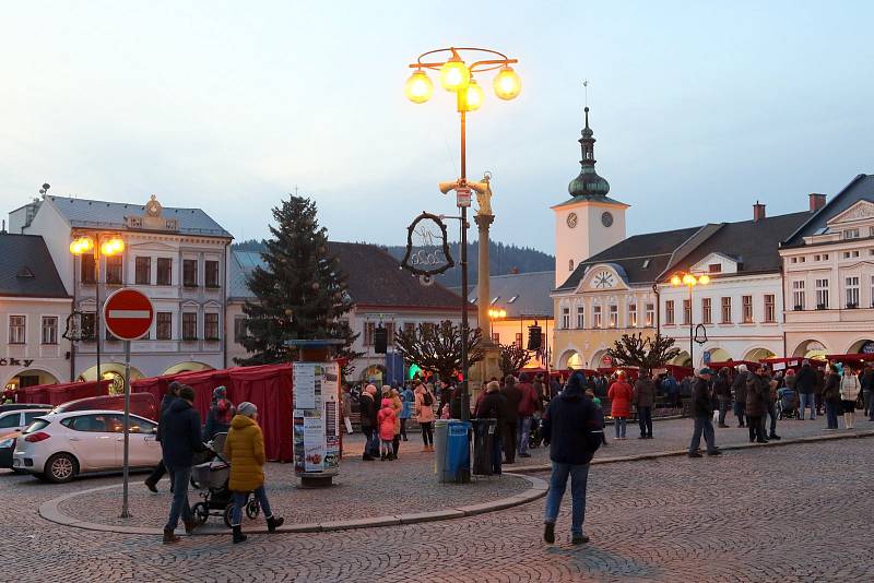 První adventní neděli 1. prosince byl na Mírovém náměstí v Ústí nad Orlicí zahájen tradiční Ústecký advent.