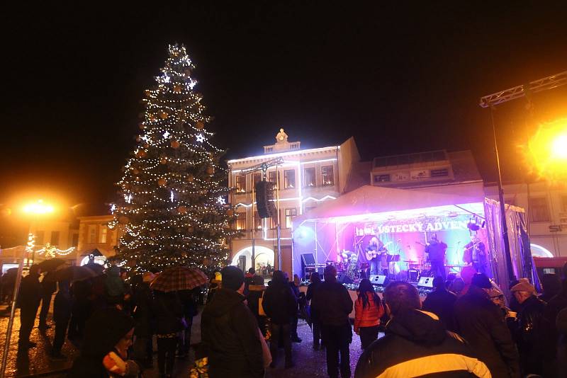 V Ústí nad Orlicí rozsvítili vánoční strom